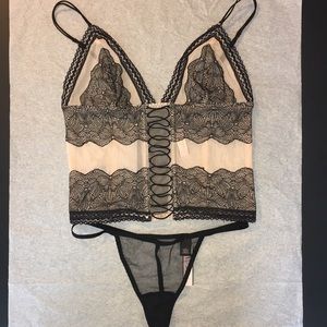 Set Victoria’s Secret corset and thong